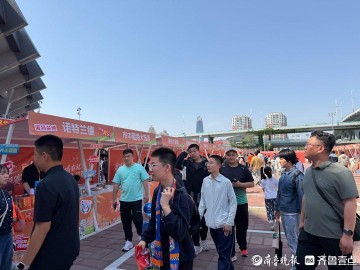 FB体育官方入口-足球遇上市集！齐鲁超赛开赛 泉城烟火气点燃赛事消费热